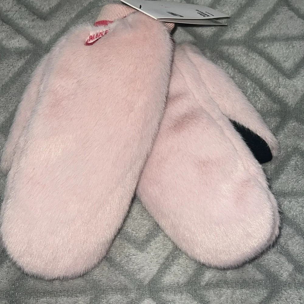 Nike Mittens Faux Fur Women’s Medium/ Large Pink Fuzzy Winter Outdoor Gloves NWT